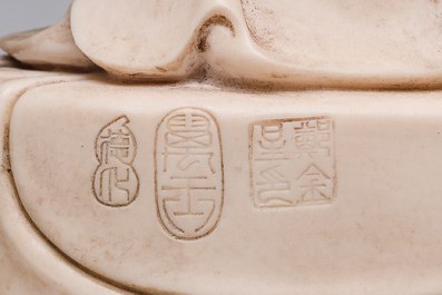 Deux groupes de Guanyin avec un enfant et un Luohan en blanc de Chine, 20&egrave;me si&egrave;cle