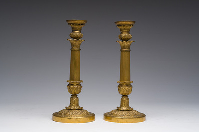 Paire de chandeliers cannel&eacute;s de style Louis XVI en bronze dor&eacute; &agrave; d&eacute;cor floral, France, 19&egrave;me si&egrave;cle