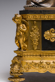 Pendule en bronze dor&eacute; et marbre noir surmont&eacute;e de deux musiciennes, France, 19&egrave;me si&egrave;cle