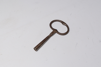 Pendule en bronze dor&eacute; et marbre noir surmont&eacute;e de deux musiciennes, France, 19&egrave;me si&egrave;cle