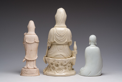 Deux groupes de Guanyin avec un enfant et un Luohan en blanc de Chine, 20&egrave;me si&egrave;cle