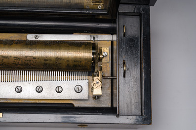 Bo&icirc;te &agrave; musique &agrave; cylindre en bois &agrave; d&eacute;cor de marqueterie, Suisse, 19&egrave;me si&egrave;cle