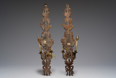 Paire d'appliques murales de style Louis XVI en bois dor&eacute; &agrave; deux lumi&egrave;res &agrave; d&eacute;cor d'une sc&egrave;ne inspir&eacute;e de l'Antiquit&eacute;, Italie, 20&egrave;me si&egrave;cle