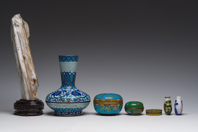 Trois bo&icirc;tes couverts et un vase en &eacute;maux cloisonn&eacute;s, deux tabati&egrave;res en verre multicouche et une pierre de lettr&eacute; 'gongshi', Chine, 19&egrave;me/20&egrave;mesi&egrave;cle
