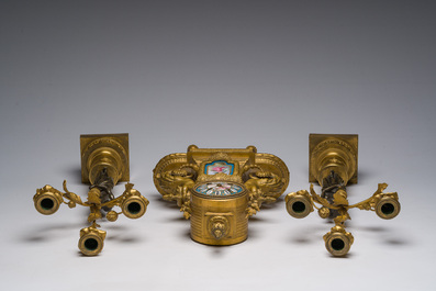 Pendule de chemin&eacute;e en bronze dor&eacute; avec plaques de porcelaine et paire de chandeliers en bronze dor&eacute; et patin&eacute; &agrave; trois lumi&egrave;res, France, 19&egrave;me si&egrave;cle
