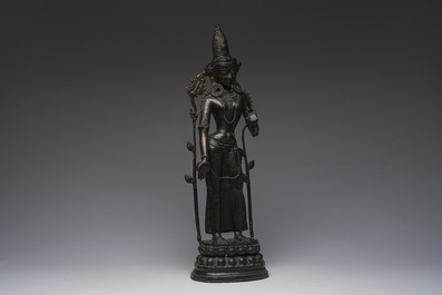 Grande figure de Tara debout sur un tr&ocirc;ne de lotus en bronze patin&eacute;, Nepal, 19&egrave;me/20&egrave;me si&egrave;cle