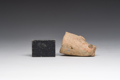 T&ecirc;te d&rsquo;animal en terre cuite avec des traces de polychromie sur socle, probablement Iran, 6&egrave;me-1er si&egrave;cle av. J.-C.