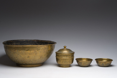 Collection vari&eacute;e d'objets en cuivre grav&eacute;s de style moghol indien et qajar persan, 19&egrave;me/20&egrave;me si&egrave;cle