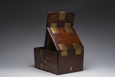 Coffre de toilette en bois aux montures en laiton dor&eacute;, Chine, 19&egrave;me si&egrave;cle