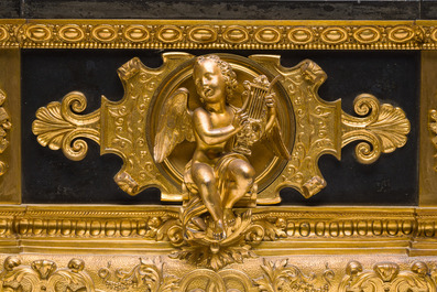 Pendule en bronze dor&eacute; et marbre noir surmont&eacute;e de deux musiciennes, France, 19&egrave;me si&egrave;cle