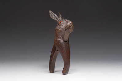 Casse-noisette en forme de t&ecirc;te de li&egrave;vre dite 'de la For&ecirc;t Noire' en bois sculpt&eacute;, Suisse, vers 1900