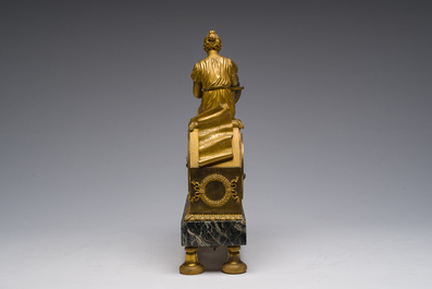 Pendule de chemin&eacute;e Empire en bronze dor&eacute; et marbre vert de mer couronn&eacute;e de 'L'&eacute;tude de l'astronomie' apr&egrave;s Jean-Andr&eacute; Reiche, France, 19&egrave;me si&egrave;cle