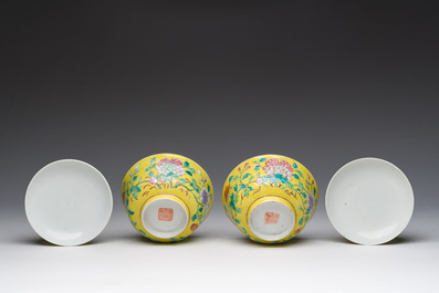 Assiette en porcelaine de Chine famille rose &agrave; d&eacute;cor de coqs et une paire de bols couvertes &agrave; fond jaune, 19&egrave;me/20&egrave;me si&egrave;cle