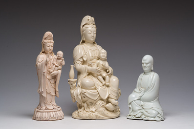 Deux groupes de Guanyin avec un enfant et un Luohan en blanc de Chine, 20&egrave;me si&egrave;cle