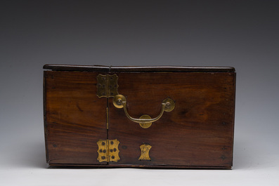 Coffre de toilette en bois aux montures en laiton dor&eacute;, Chine, 19&egrave;me si&egrave;cle