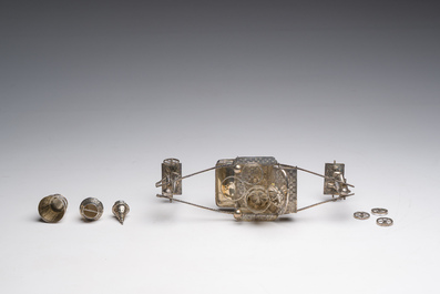 Sculpture en argent repr&eacute;sentant deux personnages en pousse-pousse transportant leurs marchandises, marque de ma&icirc;tre S.C., Chine, 20&egrave;me si&egrave;cle