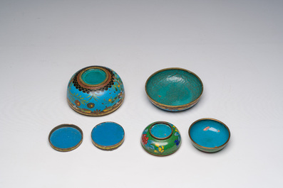 Trois bo&icirc;tes couverts et un vase en &eacute;maux cloisonn&eacute;s, deux tabati&egrave;res en verre multicouche et une pierre de lettr&eacute; 'gongshi', Chine, 19&egrave;me/20&egrave;mesi&egrave;cle
