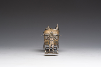 Sculpture en argent repr&eacute;sentant deux personnages en pousse-pousse transportant leurs marchandises, marque de ma&icirc;tre S.C., Chine, 20&egrave;me si&egrave;cle