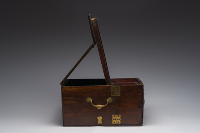 Coffre de toilette en bois aux montures en laiton dor&eacute;, Chine, 19&egrave;me si&egrave;cle