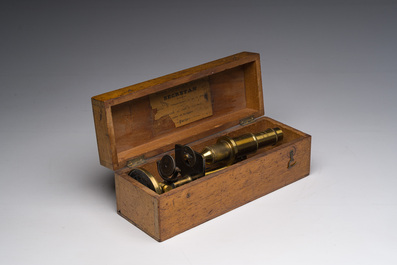 Microscope en laiton de type 'Secretan &agrave; Paris' avec son coffret de rangement en bois, France, 19&egrave;me si&egrave;cle