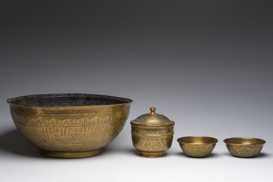 Collection vari&eacute;e d'objets en cuivre grav&eacute;s de style moghol indien et qajar persan, 19&egrave;me/20&egrave;me si&egrave;cle