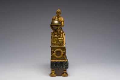 Pendule de chemin&eacute;e Empire en bronze dor&eacute; et marbre vert de mer couronn&eacute;e de 'L'&eacute;tude de l'astronomie' apr&egrave;s Jean-Andr&eacute; Reiche, France, 19&egrave;me si&egrave;cle