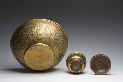 Collection vari&eacute;e d'objets en cuivre grav&eacute;s de style moghol indien et qajar persan, 19&egrave;me/20&egrave;me si&egrave;cle