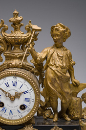 Garniture de chemin&eacute;e en trois pi&egrave;ces en bronze dor&eacute; et marbre noir avec un forgeron, Lagache-Boutillier, Boulogne-sur-Mer, d&eacute;but du 20&egrave;me si&egrave;cle