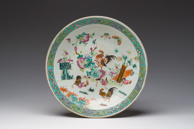 Assiette en porcelaine de Chine famille rose &agrave; d&eacute;cor de coqs et une paire de bols couvertes &agrave; fond jaune, 19&egrave;me/20&egrave;me si&egrave;cle