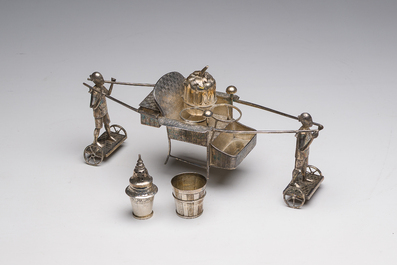 Sculpture en argent repr&eacute;sentant deux personnages en pousse-pousse transportant leurs marchandises, marque de ma&icirc;tre S.C., Chine, 20&egrave;me si&egrave;cle