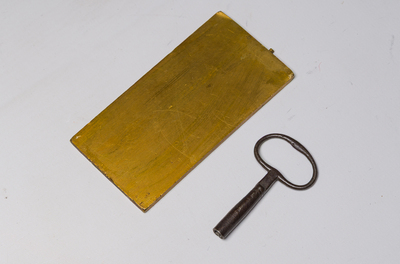 Garniture de chemin&eacute;e en trois pi&egrave;ces en bronze dor&eacute; et marbre noir avec un forgeron, Lagache-Boutillier, Boulogne-sur-Mer, d&eacute;but du 20&egrave;me si&egrave;cle