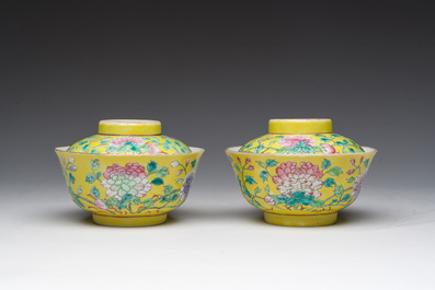 Assiette en porcelaine de Chine famille rose &agrave; d&eacute;cor de coqs et une paire de bols couvertes &agrave; fond jaune, 19&egrave;me/20&egrave;me si&egrave;cle