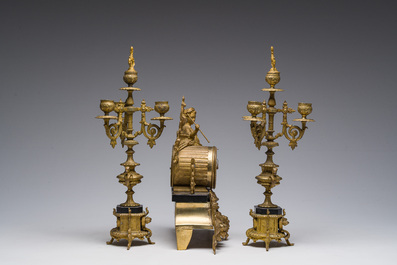 Garniture de chemin&eacute;e en trois pi&egrave;ces en bronze dor&eacute; et marbre noir avec un forgeron, Lagache-Boutillier, Boulogne-sur-Mer, d&eacute;but du 20&egrave;me si&egrave;cle