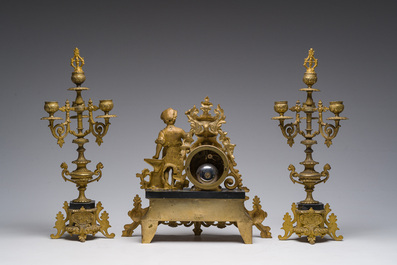 Garniture de chemin&eacute;e en trois pi&egrave;ces en bronze dor&eacute; et marbre noir avec un forgeron, Lagache-Boutillier, Boulogne-sur-Mer, d&eacute;but du 20&egrave;me si&egrave;cle