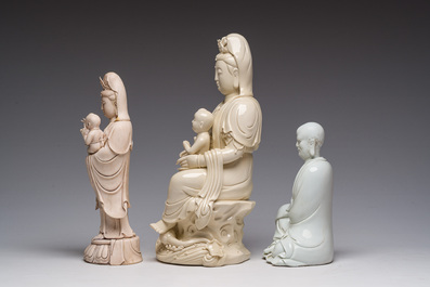 Deux groupes de Guanyin avec un enfant et un Luohan en blanc de Chine, 20&egrave;me si&egrave;cle