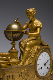Pendule de chemin&eacute;e Empire en bronze dor&eacute; et marbre vert de mer couronn&eacute;e de 'L'&eacute;tude de l'astronomie' apr&egrave;s Jean-Andr&eacute; Reiche, France, 19&egrave;me si&egrave;cle