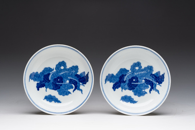 Een paar Chinese blauw-witte zijdeworm schotels, Jingdezhen merk, 20ste eeuw