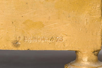 Pendule de chemin&eacute;e en bronze dor&eacute; avec plaques de porcelaine et paire de chandeliers en bronze dor&eacute; et patin&eacute; &agrave; trois lumi&egrave;res, France, 19&egrave;me si&egrave;cle