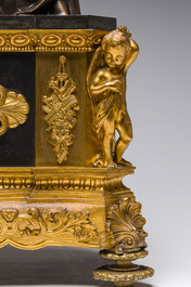 Pendule en bronze dor&eacute; et marbre noir surmont&eacute;e de deux musiciennes, France, 19&egrave;me si&egrave;cle