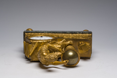 Pendule de chemin&eacute;e Empire en bronze dor&eacute; et marbre vert de mer couronn&eacute;e de 'L'&eacute;tude de l'astronomie' apr&egrave;s Jean-Andr&eacute; Reiche, France, 19&egrave;me si&egrave;cle