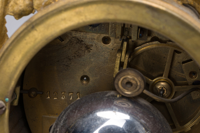 Garniture de chemin&eacute;e en trois pi&egrave;ces en bronze dor&eacute; et marbre noir avec un forgeron, Lagache-Boutillier, Boulogne-sur-Mer, d&eacute;but du 20&egrave;me si&egrave;cle