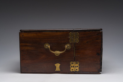 Coffre de toilette en bois aux montures en laiton dor&eacute;, Chine, 19&egrave;me si&egrave;cle
