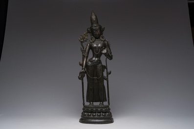 Grande figure de Tara debout sur un tr&ocirc;ne de lotus en bronze patin&eacute;, Nepal, 19&egrave;me/20&egrave;me si&egrave;cle