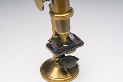 Microscope en laiton de type 'Secretan &agrave; Paris' avec son coffret de rangement en bois, France, 19&egrave;me si&egrave;cle