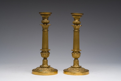 Paire de chandeliers cannel&eacute;s de style Louis XVI en bronze dor&eacute; &agrave; d&eacute;cor floral, France, 19&egrave;me si&egrave;cle