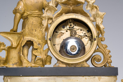 Garniture de chemin&eacute;e en trois pi&egrave;ces en bronze dor&eacute; et marbre noir avec un forgeron, Lagache-Boutillier, Boulogne-sur-Mer, d&eacute;but du 20&egrave;me si&egrave;cle