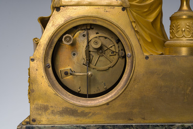 Pendule de chemin&eacute;e Empire en bronze dor&eacute; et marbre vert de mer couronn&eacute;e de 'L'&eacute;tude de l'astronomie' apr&egrave;s Jean-Andr&eacute; Reiche, France, 19&egrave;me si&egrave;cle