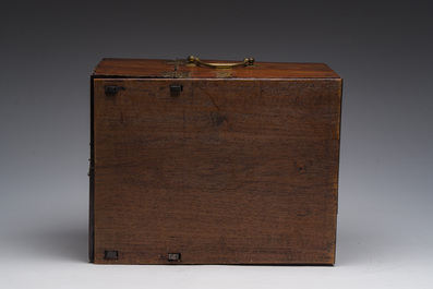 Coffre de toilette en bois aux montures en laiton dor&eacute;, Chine, 19&egrave;me si&egrave;cle