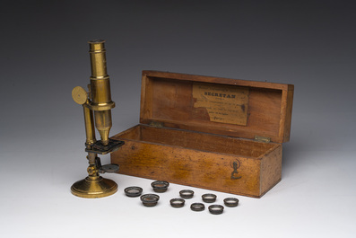 Microscope en laiton de type 'Secretan &agrave; Paris' avec son coffret de rangement en bois, France, 19&egrave;me si&egrave;cle