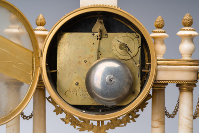 Pendule portique Louis XVI en marbre blanc et bronze dor&eacute;, France, 18&egrave;me/19&egrave;me si&egrave;cle